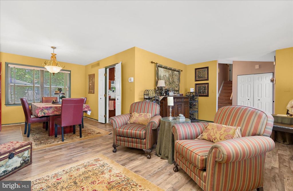 Image 8 of property listing at 13 BLAKE CT, Reisterstown, MD 21136