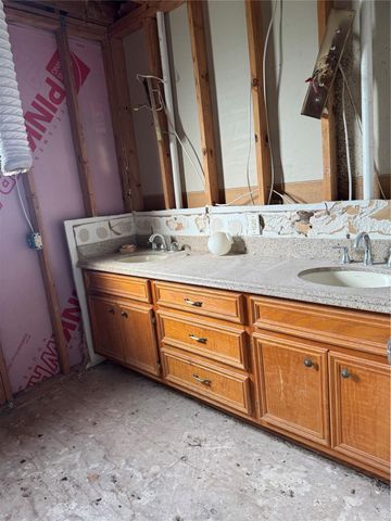 325 County Road 201, Angleton, TX 77515