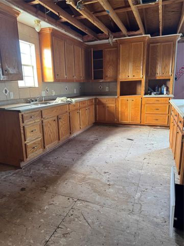 325 County Road 201, Angleton, TX 77515