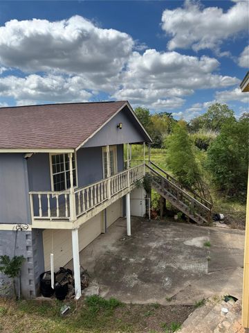 325 County Road 201, Angleton, TX 77515