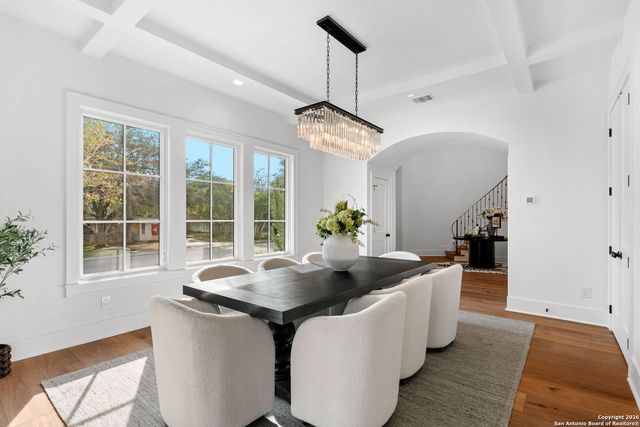 817 Garraty, Terrell Hills, TX 78209