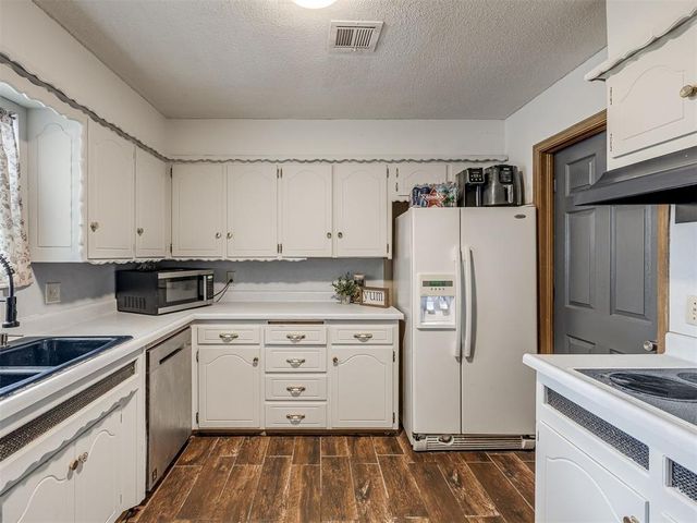 113 Oakside Drive, Moore, OK 73160