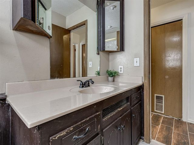 113 Oakside Drive, Moore, OK 73160