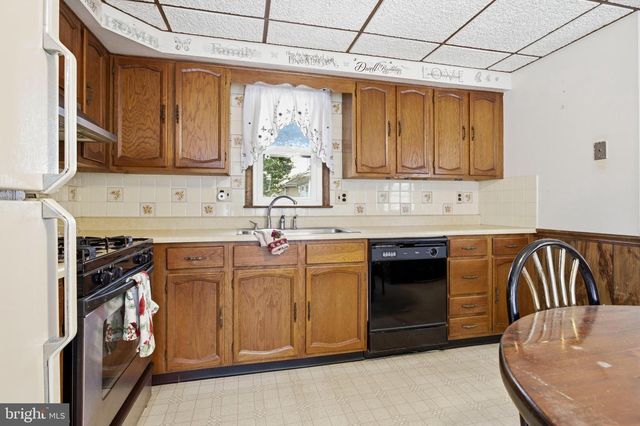 16 SENECA ST, Essington, PA 19029