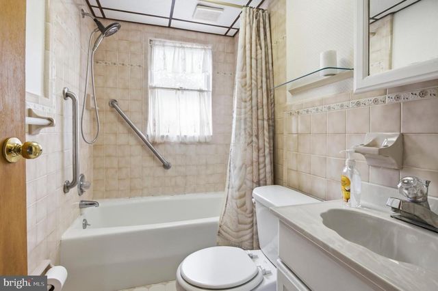 16 SENECA ST, Essington, PA 19029