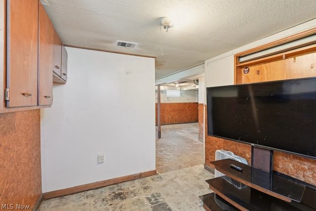 4919 Ridge Road, Brooklyn, OH 44144