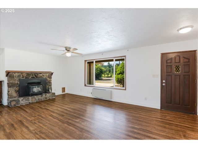 421 WATERS Rd, Castle Rock, WA 98611