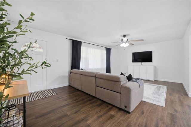 1248 Kingsway DR, Chesapeake, VA 23320