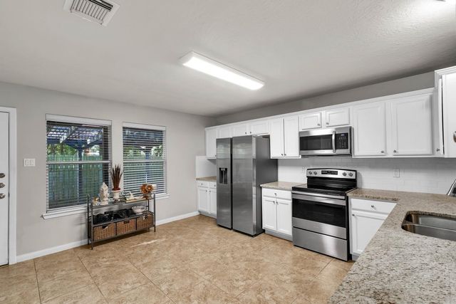 12609 Dover Drive, Montgomery, TX 77356