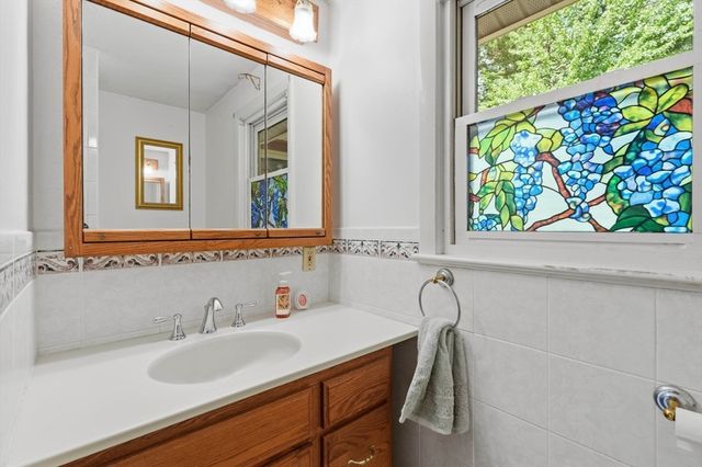 14 Briscoe Rd, Groveland, MA 01834