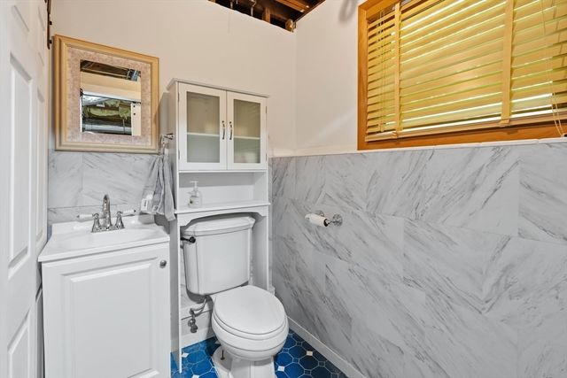 14 Briscoe Rd, Groveland, MA 01834