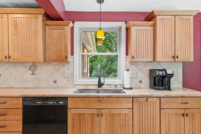 14 Briscoe Rd, Groveland, MA 01834