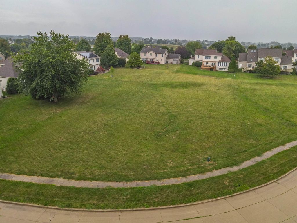 69 Pebblebrook Court, Bloomington, IL 61705