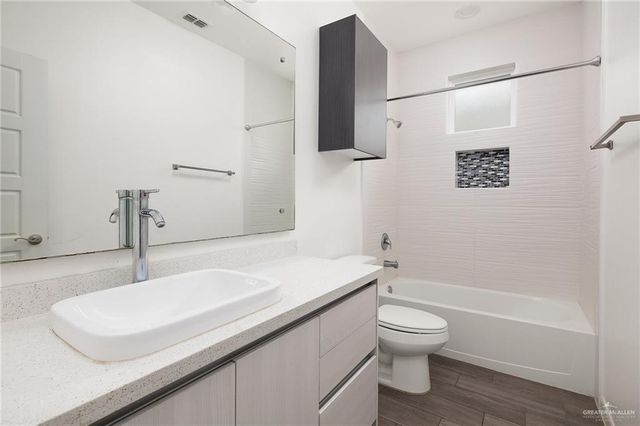 907 W Carmel Avenue, Pharr, TX 78577