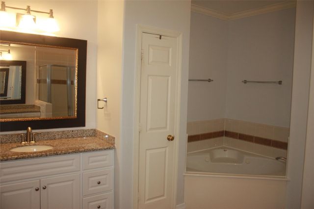 3206 E Park At Beverly Hills, Houston, TX 77057