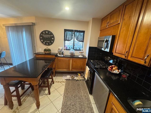 76 Metro Vista, Hawthorne, NJ 07506
