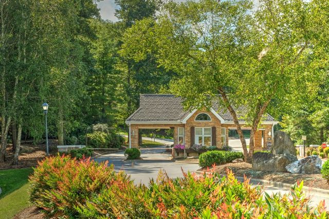 77 Carriage West Drive, Hendersonville, NC 28791