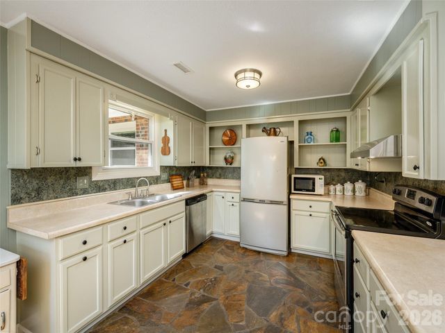 54 Bear Rock Loop Road, Hendersonville, NC 28739