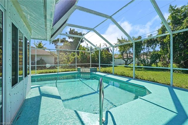 524 SW 23rd TER, Cape Coral, FL 33991