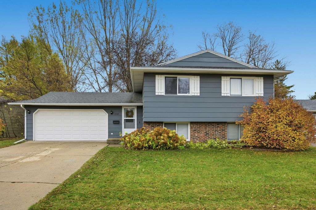 2509 Walnut Circle, Moorhead, MN 56560