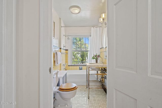 39 Fifth Avenue, Saratoga Springs, NY 12866