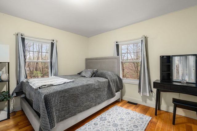 61 E Brimfield Rd, Holland, MA 01521