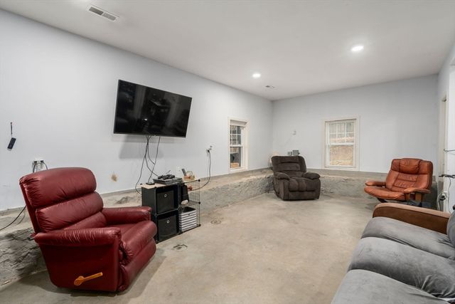 61 E Brimfield Rd, Holland, MA 01521