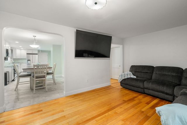 61 E Brimfield Rd, Holland, MA 01521