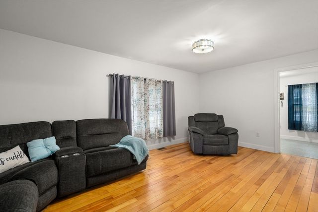 61 E Brimfield Rd, Holland, MA 01521