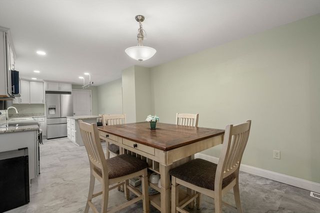 61 E Brimfield Rd, Holland, MA 01521