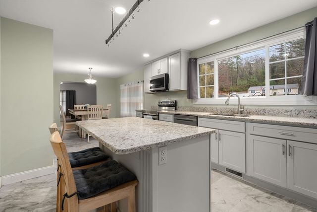61 E Brimfield Rd, Holland, MA 01521