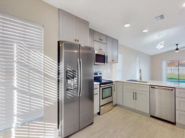 210 CORAL REEF CIRCLE, Kissimmee, FL 34743