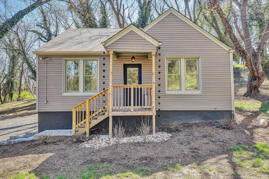 1815 Clinton AVE, Roanoke, VA 24013