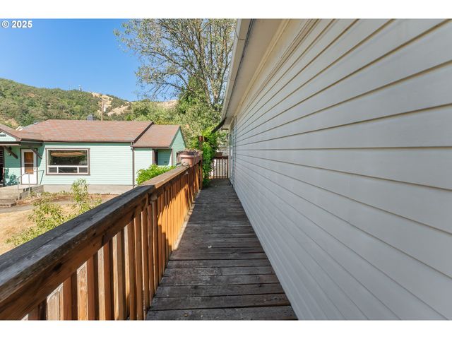 1210 Se Fullerton St, Roseburg, OR 97471