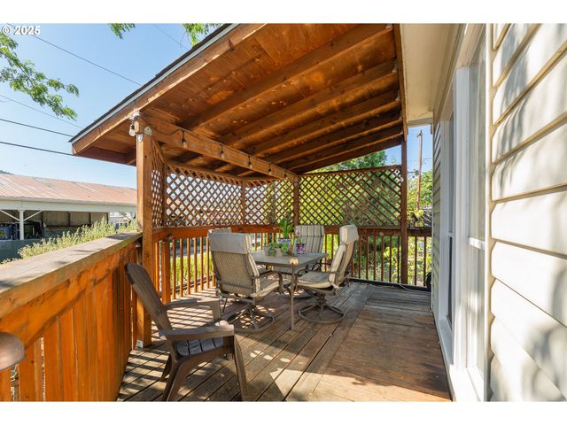 1210 Se Fullerton St, Roseburg, OR 97471