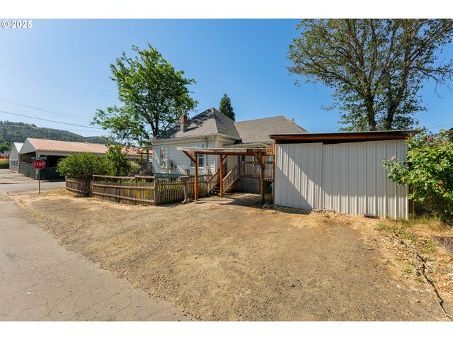 1210 Se Fullerton St, Roseburg, OR 97471