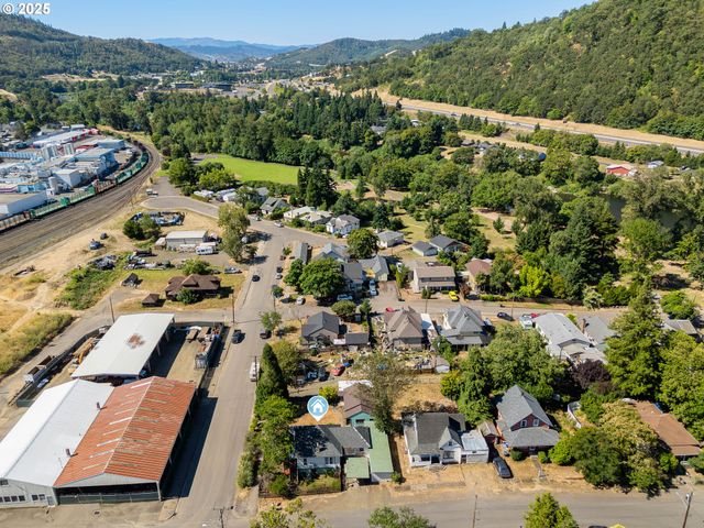 1210 Se Fullerton St, Roseburg, OR 97471