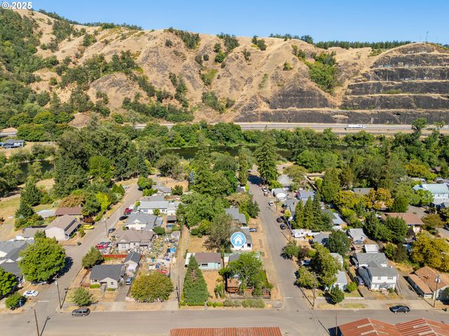 1210 Se Fullerton St, Roseburg, OR 97471