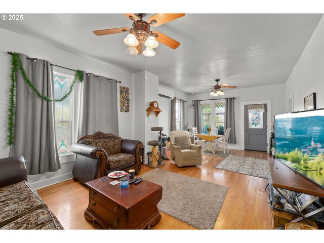 1210 Se Fullerton St, Roseburg, OR 97471
