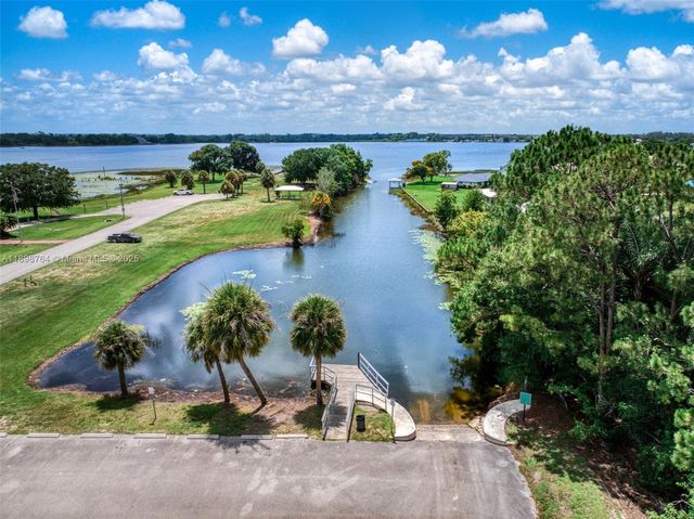 127 Blue Moon, Sebring, FL 33852