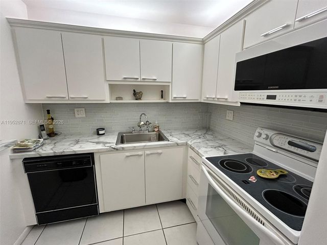 5640 SW 3rd Place 212, Margate, FL 33068