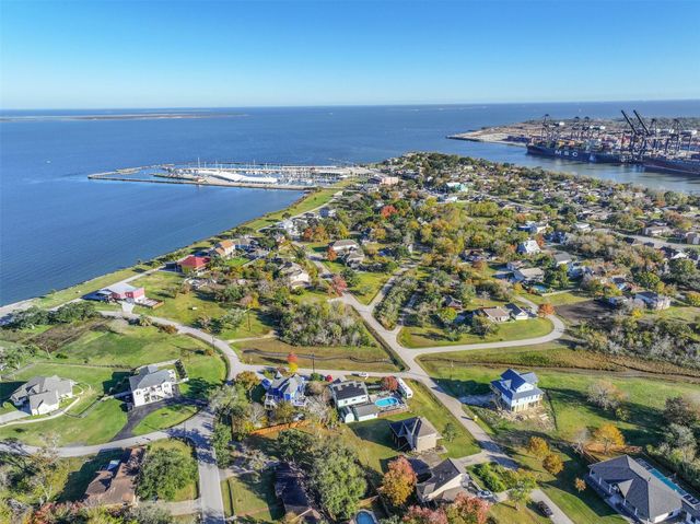 212 Oakdale Street, Shoreacres, TX 77571