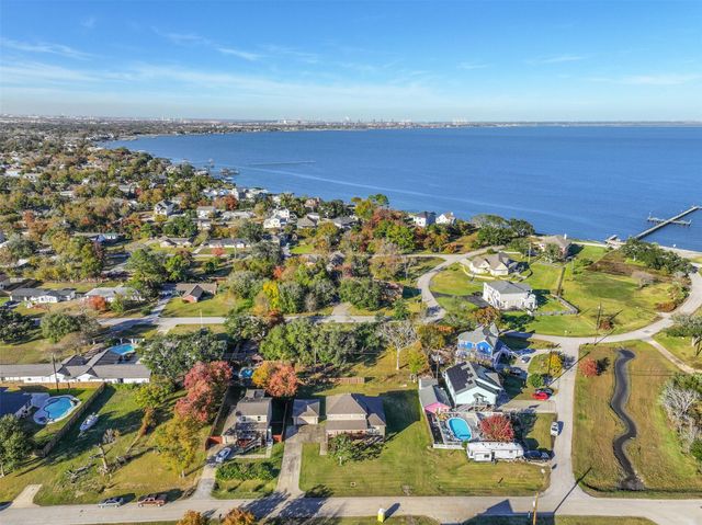 212 Oakdale Street, Shoreacres, TX 77571