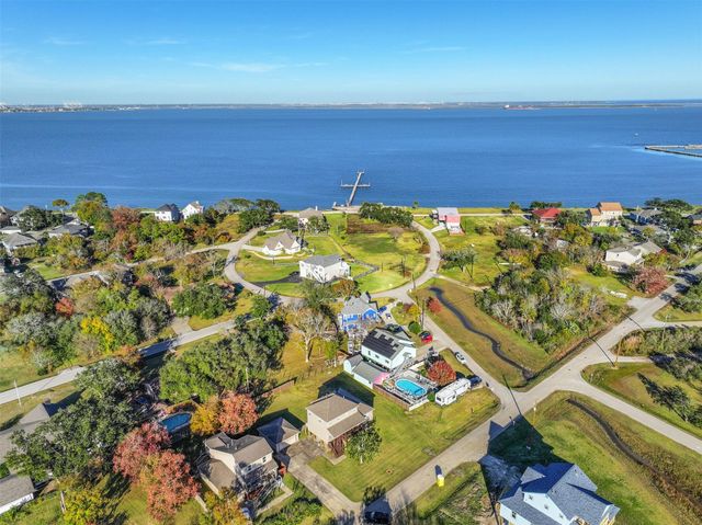 212 Oakdale Street, Shoreacres, TX 77571