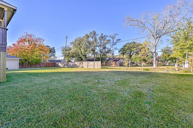 212 Oakdale Street, Shoreacres, TX 77571