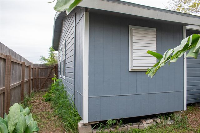 906 Rickey Dr, Corpus Christi, TX 78412