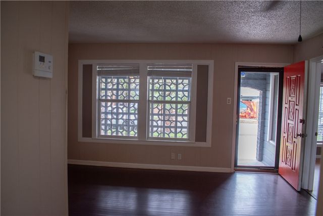 906 Rickey Dr, Corpus Christi, TX 78412