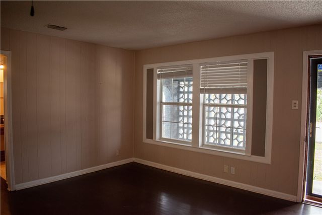 906 Rickey Dr, Corpus Christi, TX 78412