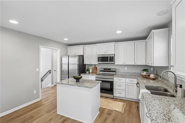 910 NW Hilltop Lane, Grain Valley, MO 64029
