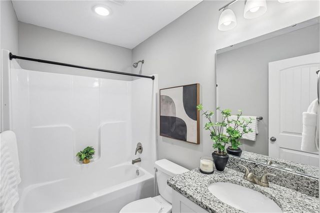 910 NW Hilltop Lane, Grain Valley, MO 64029
